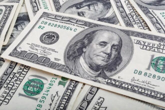 الدولار يرتفع اليوم لكنه يتجه لخسائر أسبوعية وسط تقلبات الأسواق العالمية