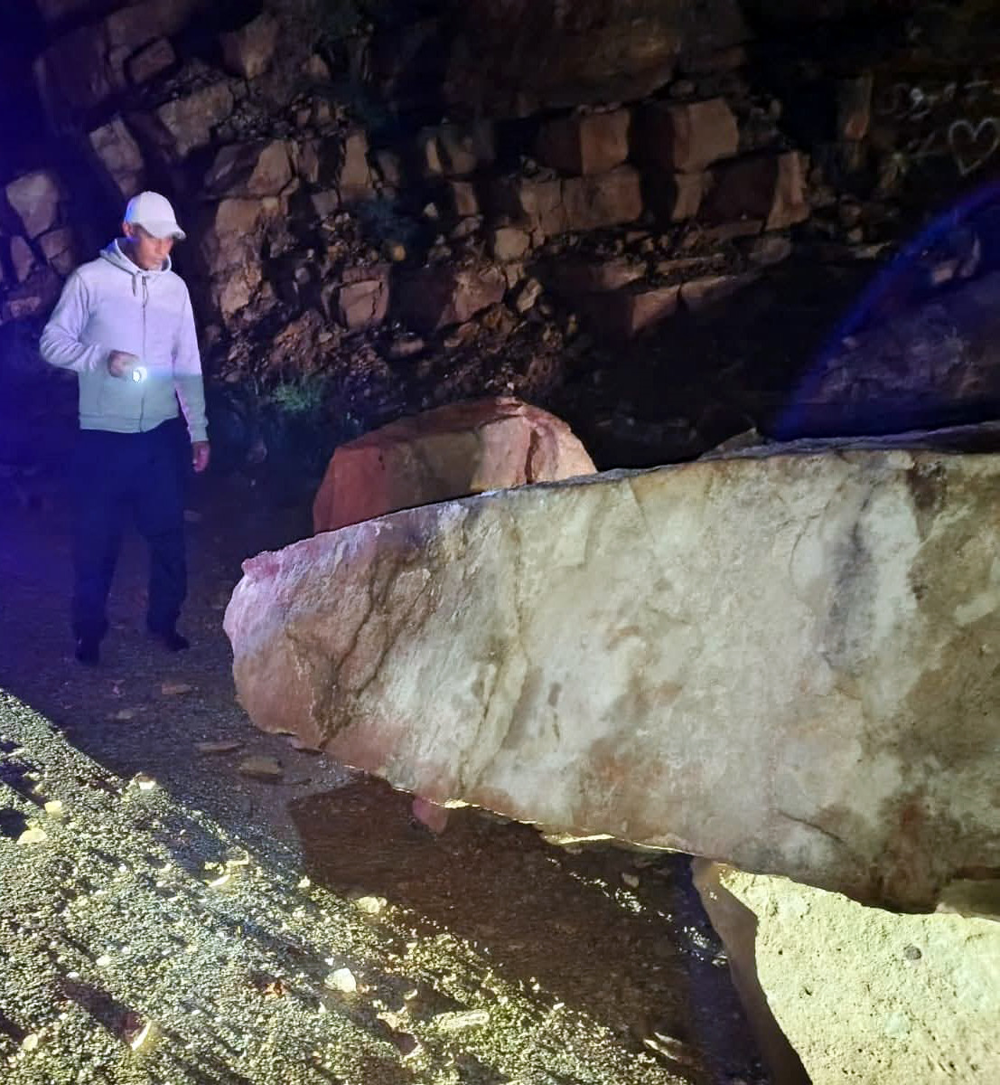 صورة حول : إزالة انهيار صخري على طريق البحر الميت – سويمة وإعادة فتحه أمام السير إزالة انهيار صخري على طريق البحر الميت – سويمة وإعادة فتحه أمام السير