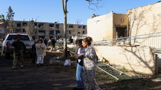 مقتل شخص بحريق مركبتين قرب الجليل عقب غارات من لبنان