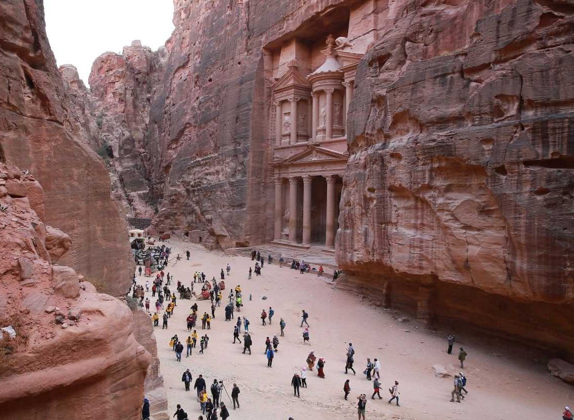 صورة حول : محافظة البترا تسجل حركة سياحية جيدة خلال أيام عيد الفطر محافظة البترا تسجل حركة سياحية جيدة خلال أيام عيد الفطر