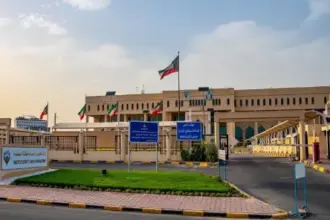 انقطاع جزئي للكهرباء في الكويت بعد تضرر خطوط إثر شظايا وهجمات صاروخية