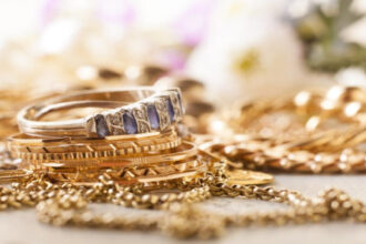 سعر غرام الذهب عيار 21 يرتفع محلياً إلى 91 ديناراً وسط تراجع عالمي للذهب