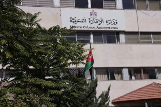 وزير الإدارة المحلية يوجه البلديات لتفعيل الطوارئ ونشر أرقام الشكاوى