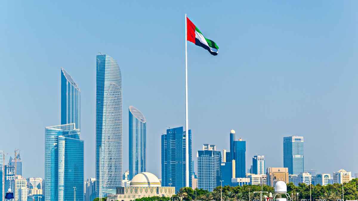 مقتل شخصين وإصابة 3 إثر سقوط شظايا صاروخ إيراني في أبوظبي