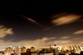 الحرس الثوري الإيراني يعلن تنفيذ هجمات صاروخية ومسيّرات استهدفت إسرائيل ودول الخليج