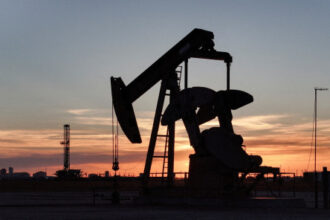 تراجع النفط رغم مكاسب سابقة مع حديث دونالد ترامب عن تقدم بالمفاوضات