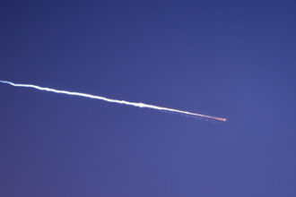 رصد صاروخ من اليمن باتجاه إسرائيل لأول مرة منذ بدء الحرب