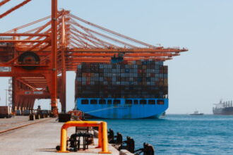 إصابة عامل بهجوم مسيّرتين على ميناء صلالة في عُمان