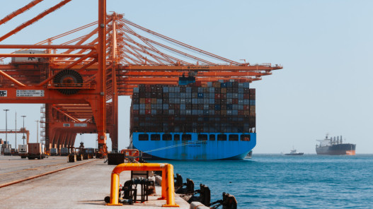 إصابة عامل بهجوم مسيّرتين على ميناء صلالة في عُمان