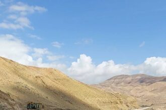 إعادة فتح الطريق الملوكي في الطفيلة بعد انقطاعه بسبب السيول