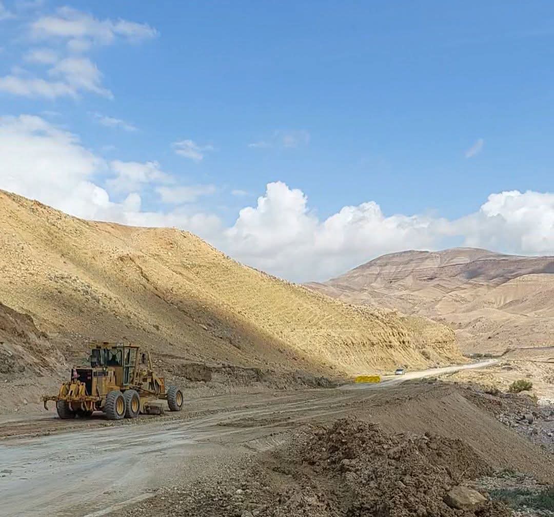 إعادة فتح الطريق الملوكي في الطفيلة بعد انقطاعه بسبب السيول