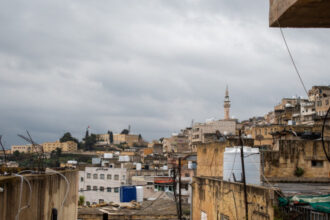 كتلة هوائية باردة تؤثر على المملكة الأحد مع أمطار متفرقة وتحذيرات من الضباب