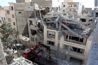 الجيش الإسرائيلي: استهداف مقار مؤقتة للنظام الإيراني وقادة في طهران