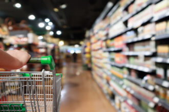 النعيمات يحذر من الهلع والتخزين العشوائي ويؤكد سلامة الأوضاع في الأردن