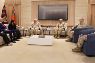 رئيس هيئة الأركان يستقبل رئيسة الصليب الأحمر في الأردن لبحث التعاون المشترك