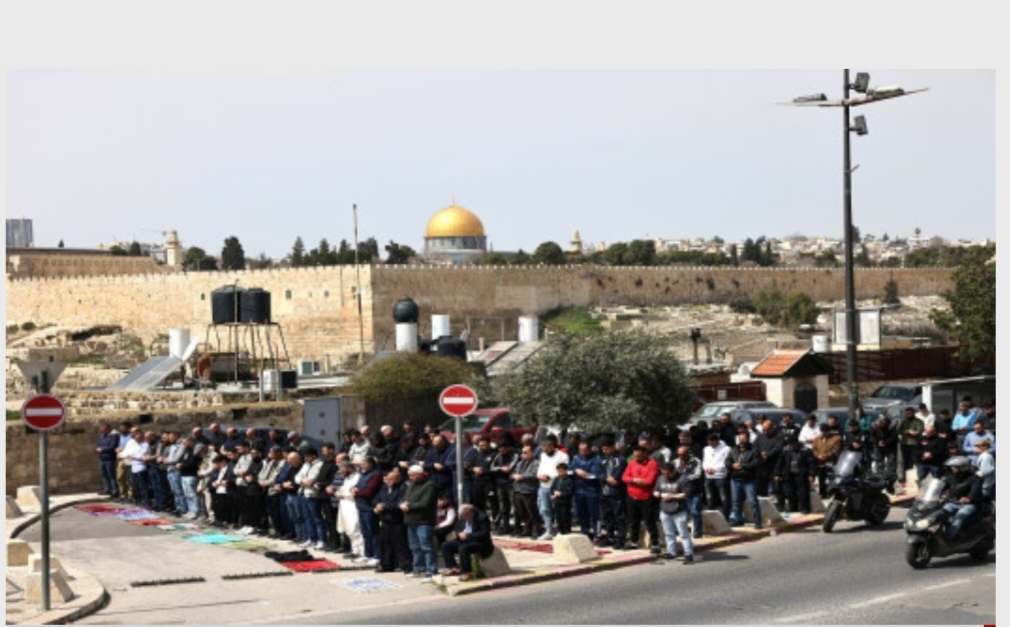 مقدسيون يؤدون صلاة الجمعة الأخيرة من رمضان على مقربة من الأقصى