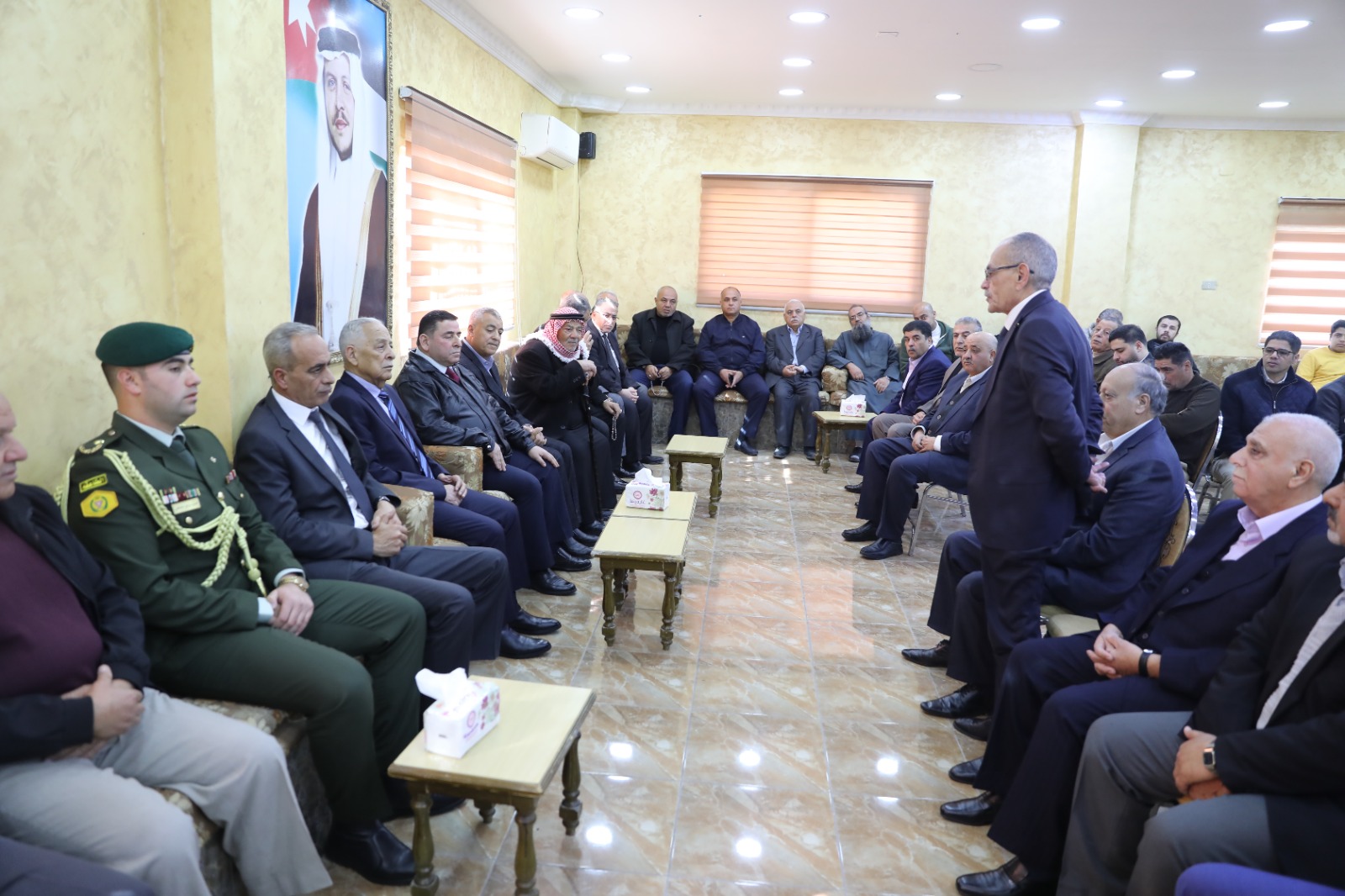 مندوبا عن الملك وولي العهد.. العيسوي يعزي عشيرة الطعاني والسفير الفلسطيني