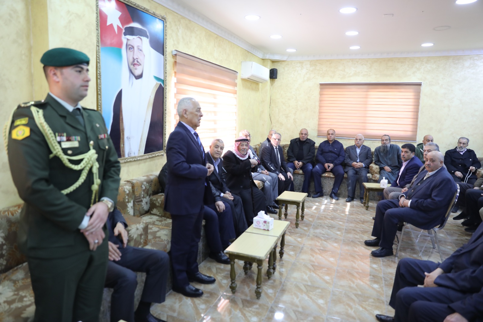 مندوبا عن الملك وولي العهد.. العيسوي يعزي عشيرة الطعاني والسفير الفلسطيني