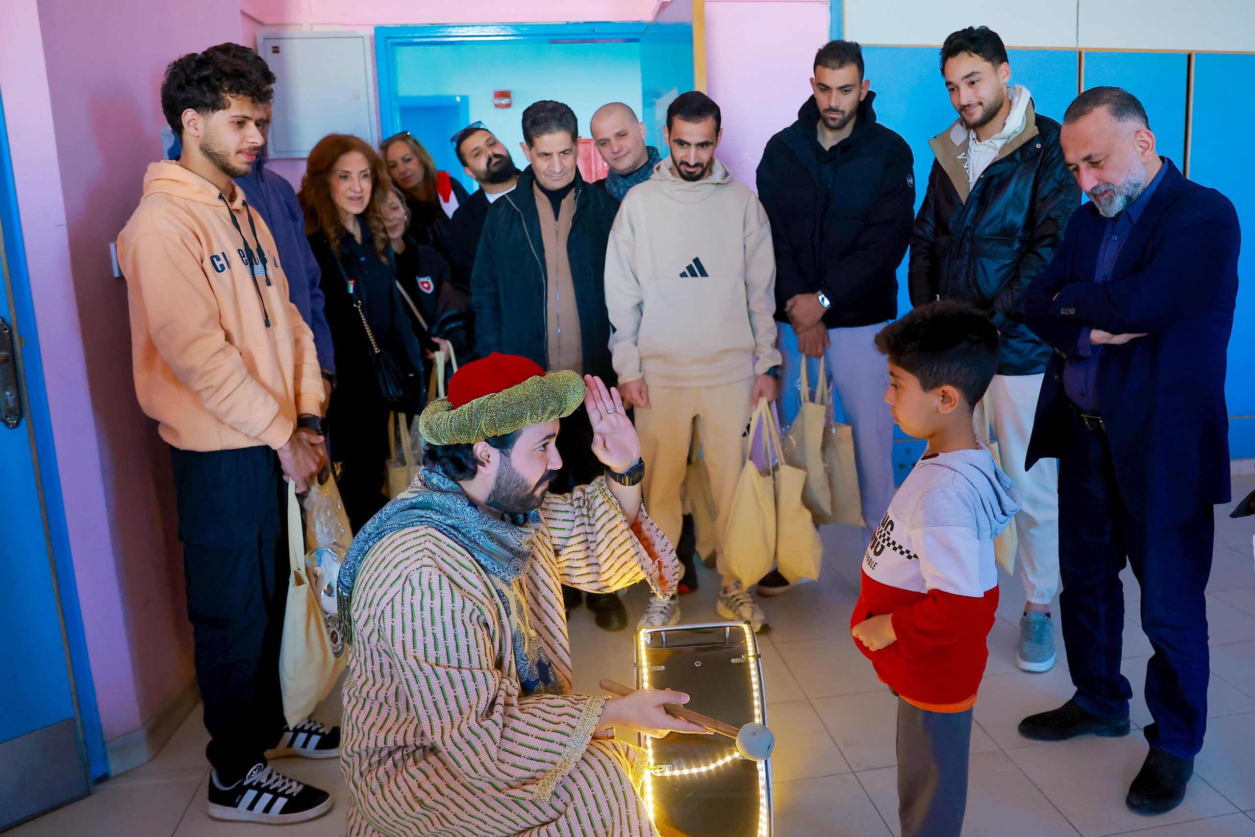 نجوم الرياضة الأردنية يشاركون رابطة اللاعبين في زيارة مرضى قسم الأطفال بمستشفى الأمير حمزة