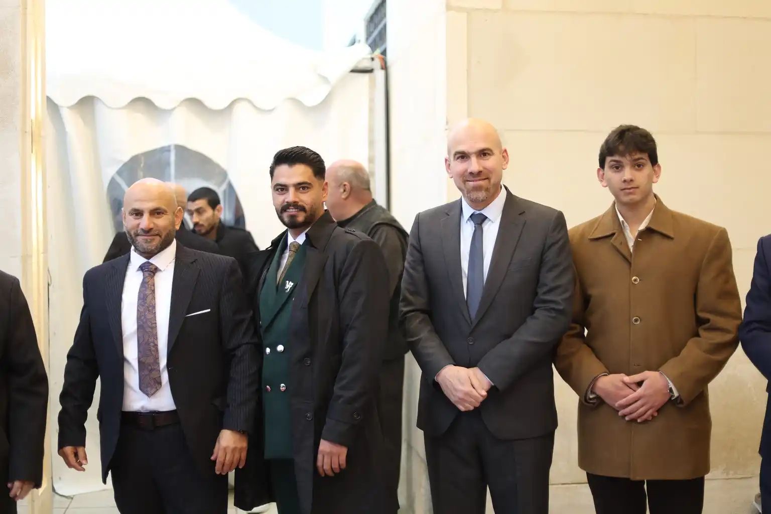 آل غنام النجار وآل عشا نسايب .. الصحفي محمد غنام طلب والنائب د. احمد عشا اعطى