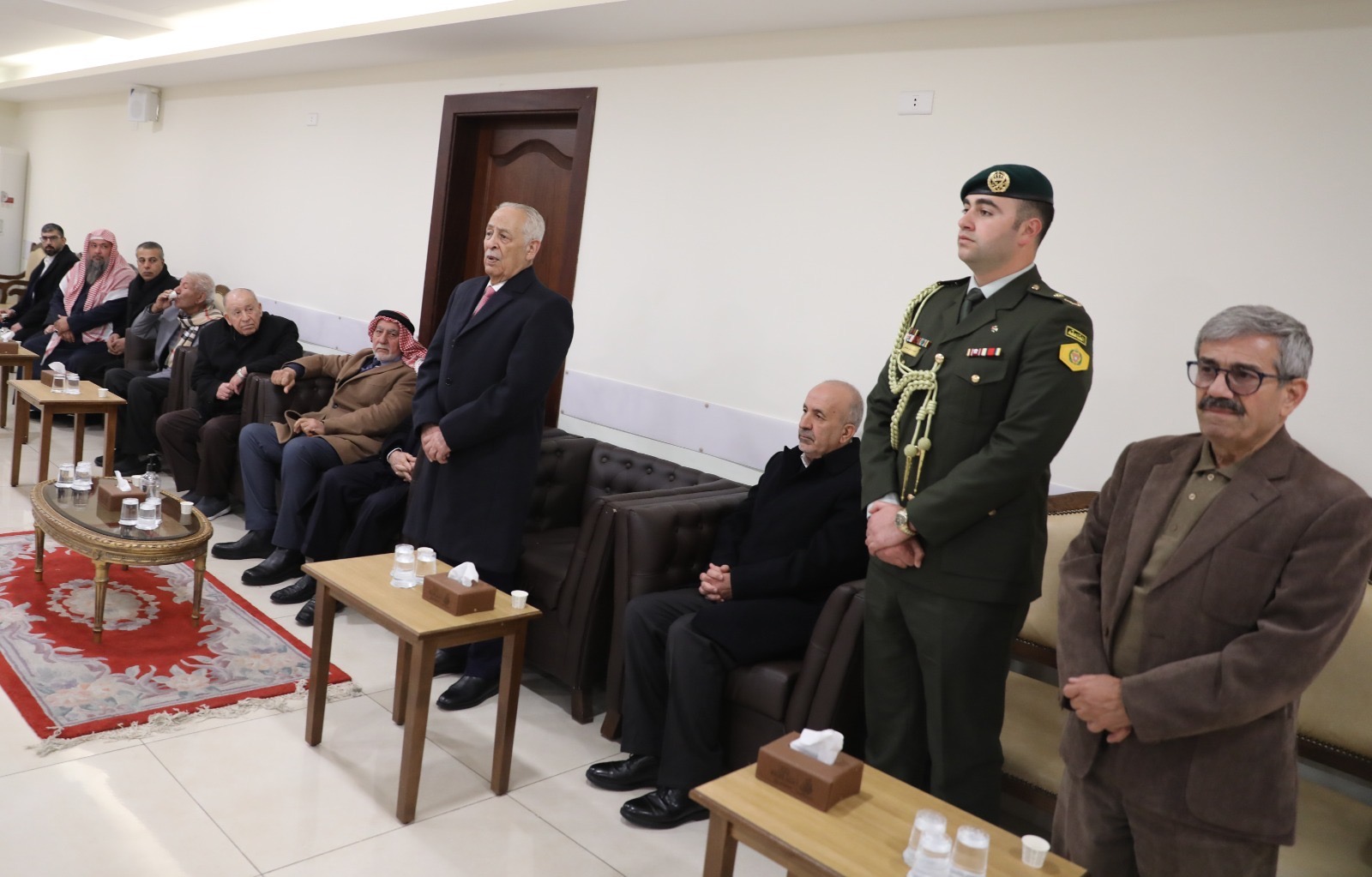 مندوبا عن الملك وولي العهد. العيسوي يعزي آل صالح