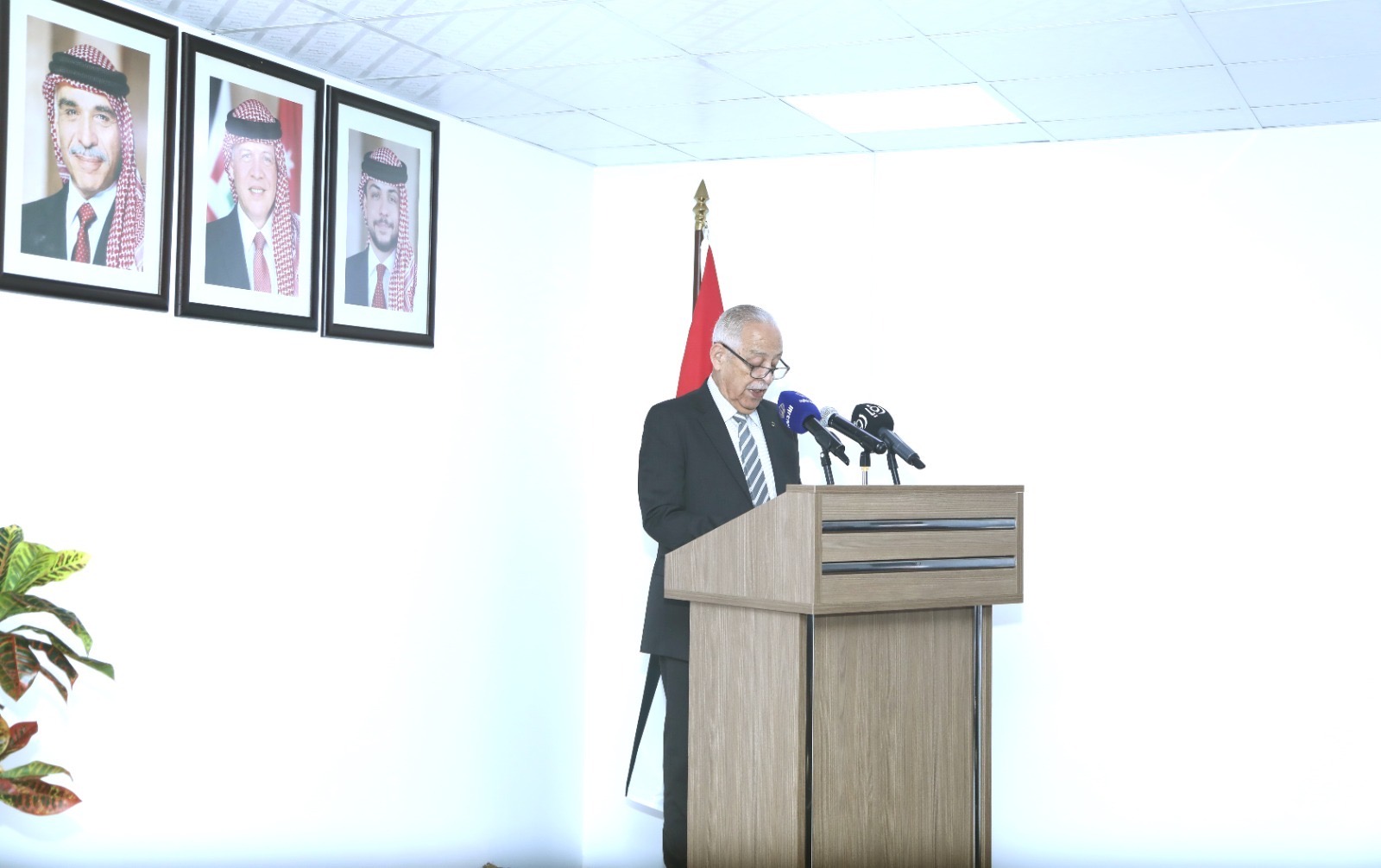 *العيسوي يسلم المكرمة الملكية السنوية لـ 30 إماما وواعظا مقبلين على الزواج*