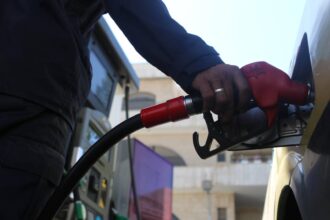 هيئة الطاقة تمنع محطات المحروقات بيع البنزين بالجالونات