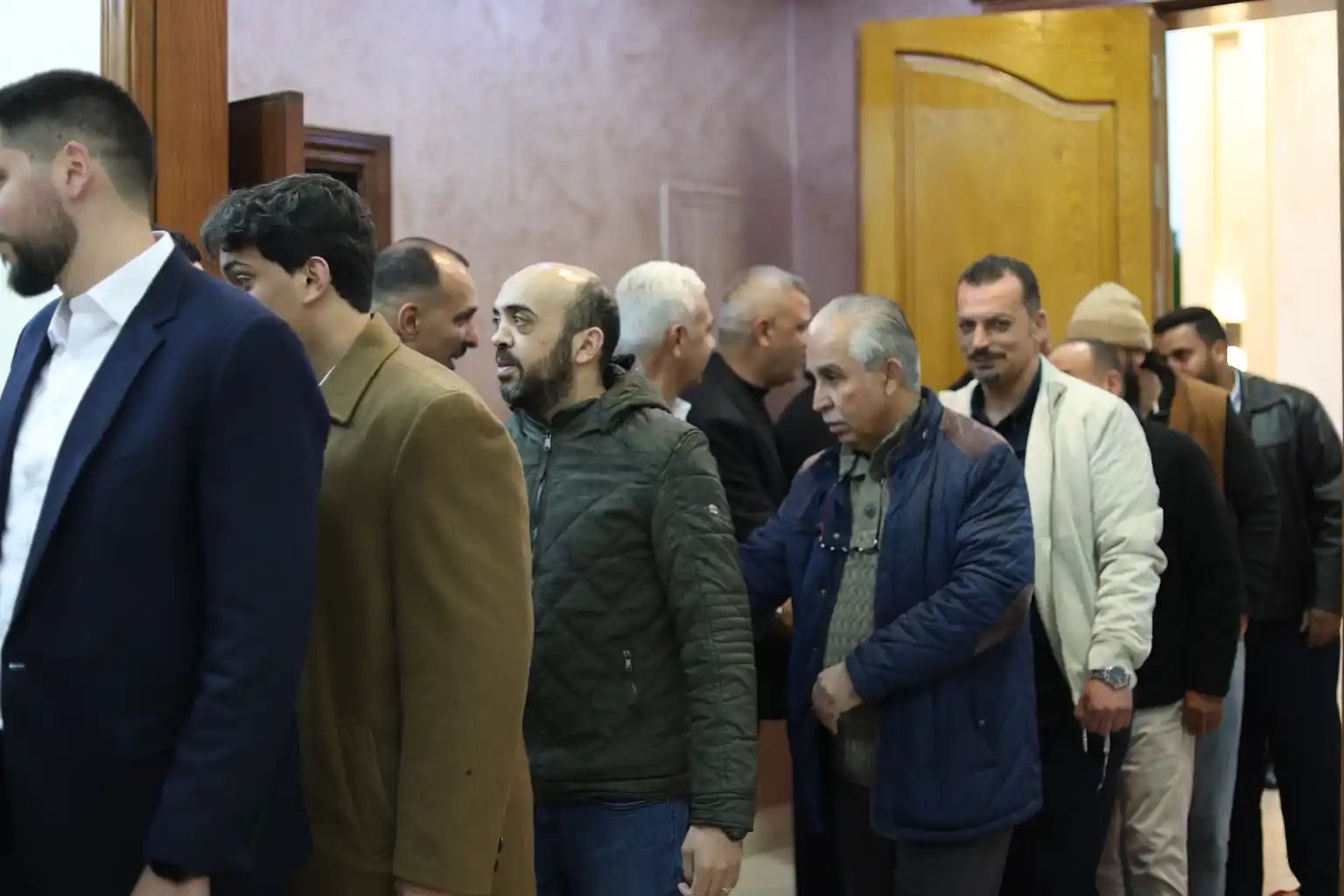 آل غنام النجار وآل عشا نسايب .. الصحفي محمد غنام طلب والنائب د. احمد عشا اعطى