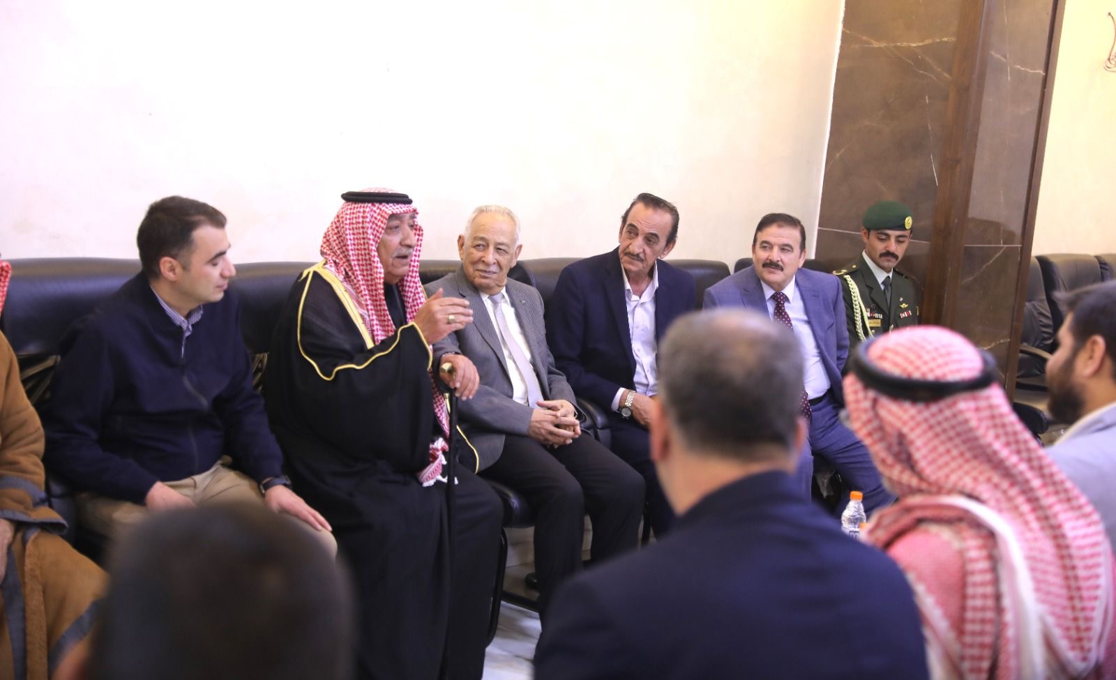 مندوبا عن الملك وولي العهد...العيسوي يعزي عشيرتي الكفاوين والبشابشة