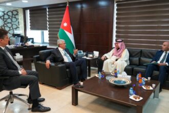 القطامين يبحث مع السفير السعودي تعزيز النقل المشترك وتسريع الربط السككي الإقليمي