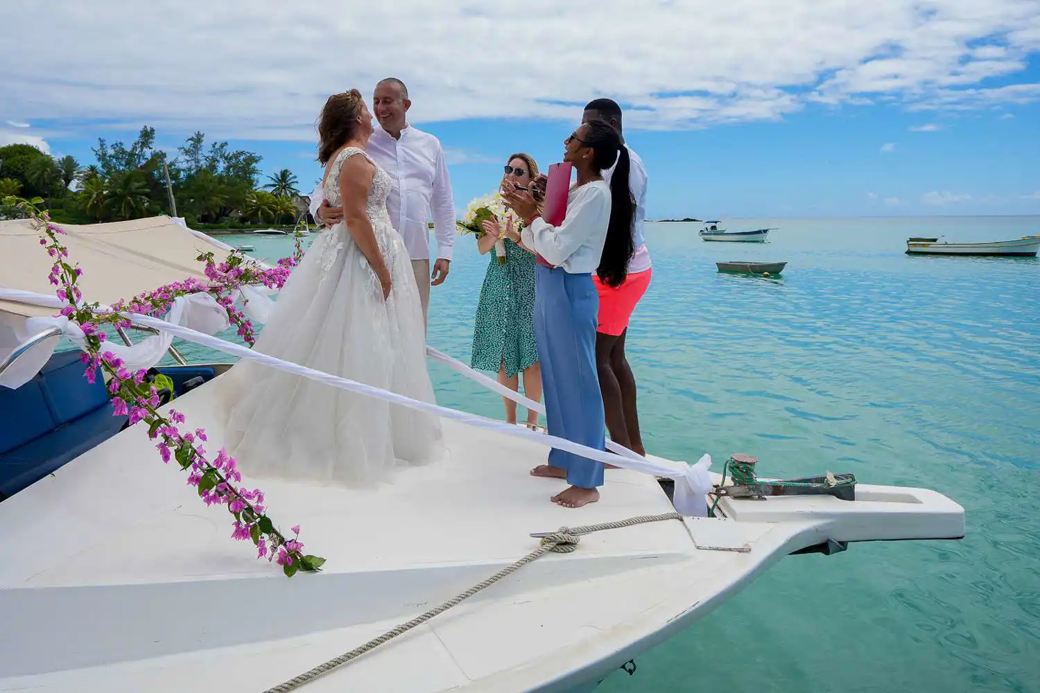 "ملاذهما السعيد".. زوجان يعقدان قرانهما وسط البحر في موريشيوس (صور)