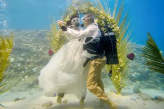 "ملاذهما السعيد".. زوجان يعقدان قرانهما وسط البحر في موريشيوس (صور)