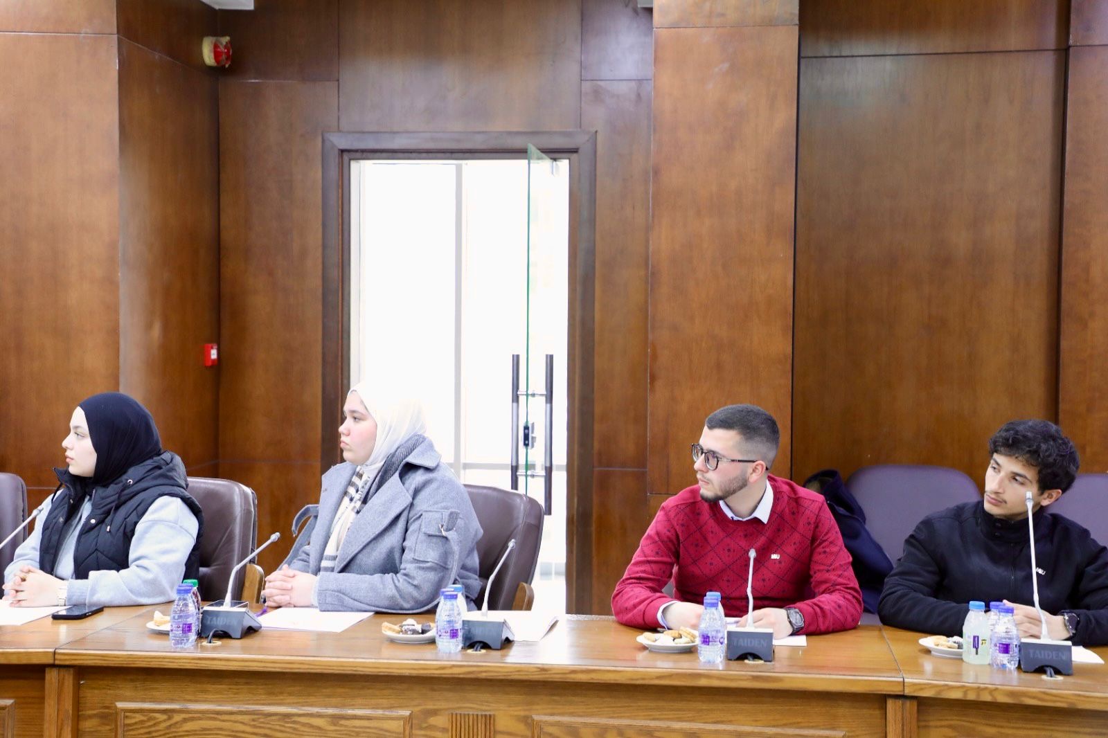 العودات يلتقي البرلمان الطلابي في جامعة الشرق الأوسط