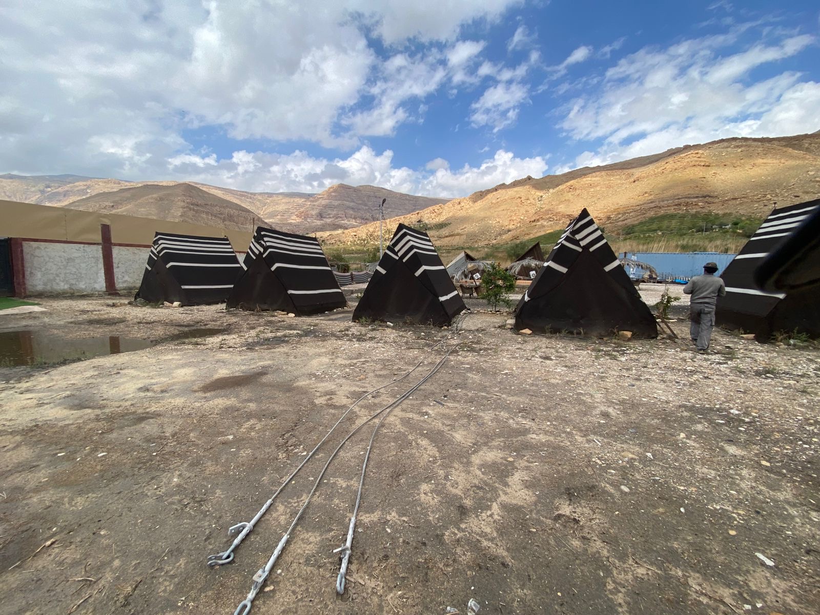 فيديو وصور.. عامود ضغط عاليا يدمر منشآت سياحية بمنطقة البربيطة في محافظة الطفيلة