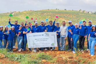 التجاري الأردني يزرع الأشجار المثمرة في يوم الأرض العالمي