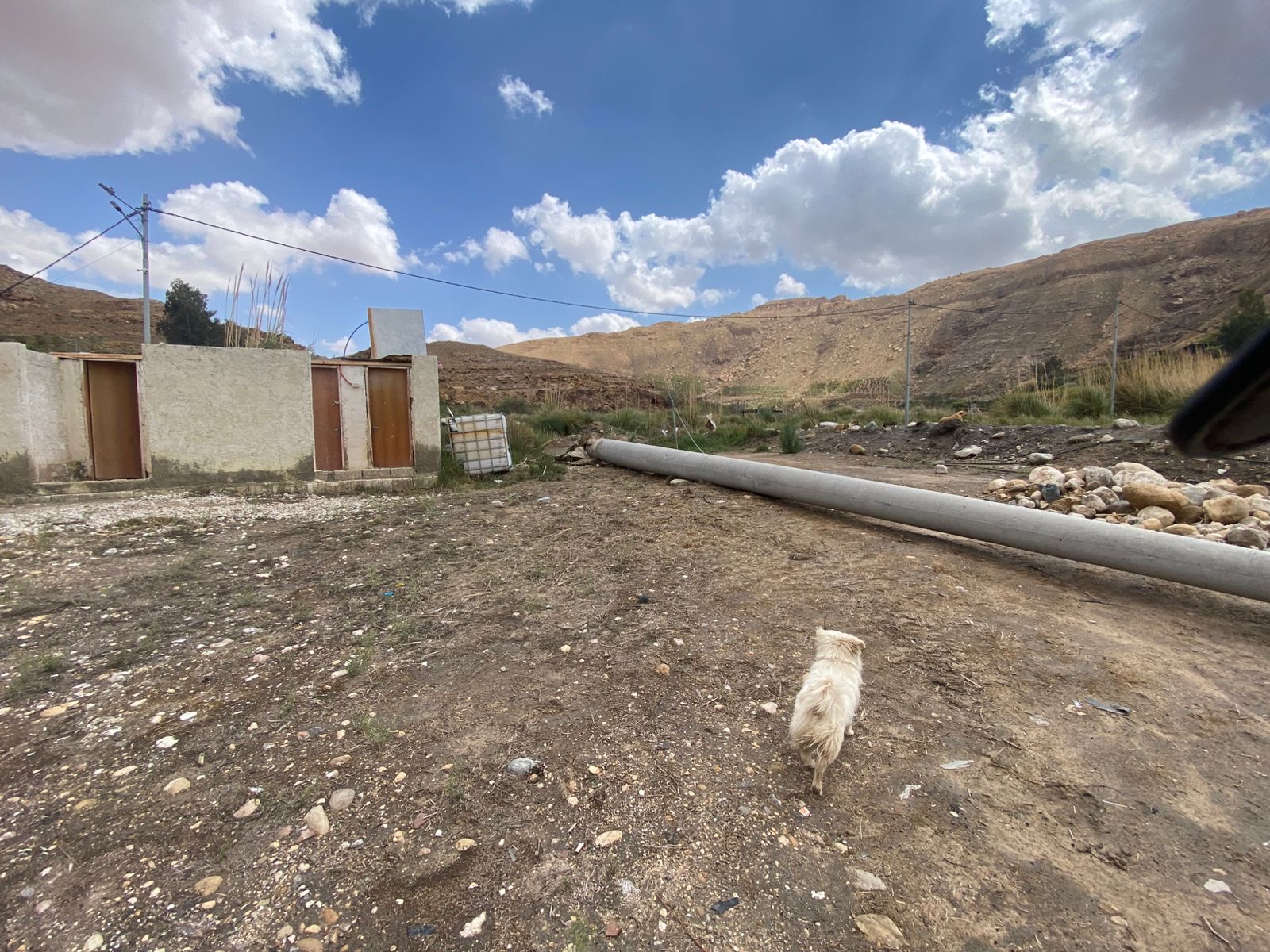 فيديو وصور.. عامود ضغط عاليا يدمر منشآت سياحية بمنطقة البربيطة في محافظة الطفيلة