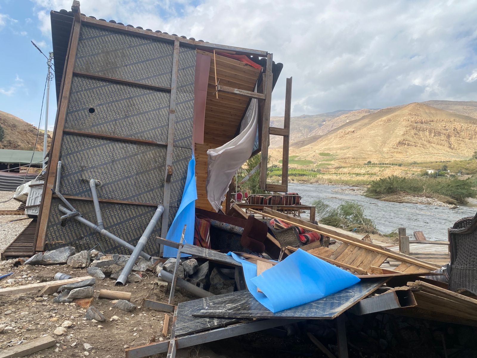 فيديو وصور.. عامود ضغط عاليا يدمر منشآت سياحية بمنطقة البربيطة في محافظة الطفيلة