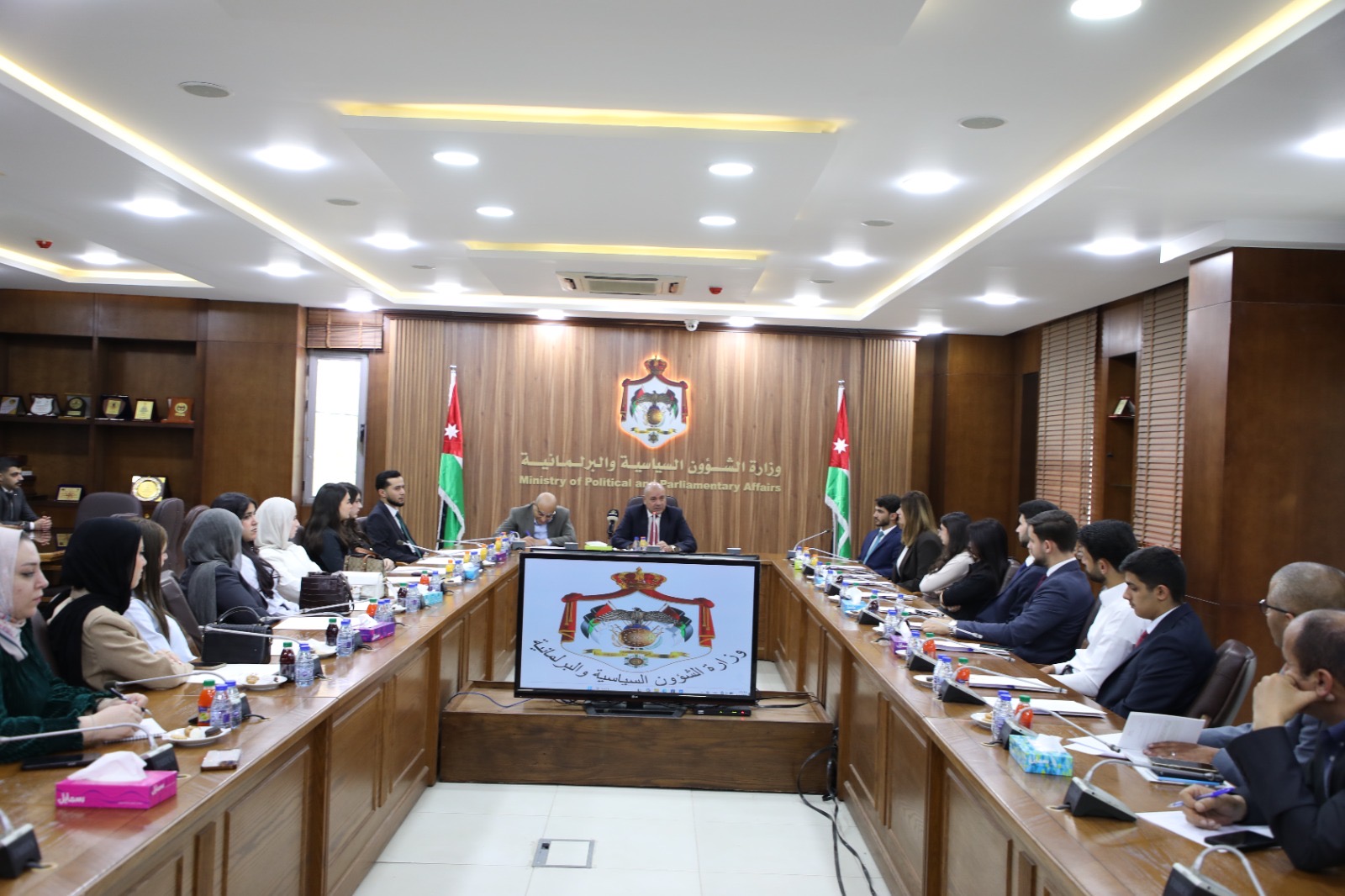 العودات يلتقي طلبة من كلية الحقوق بالجامعة الأردنية