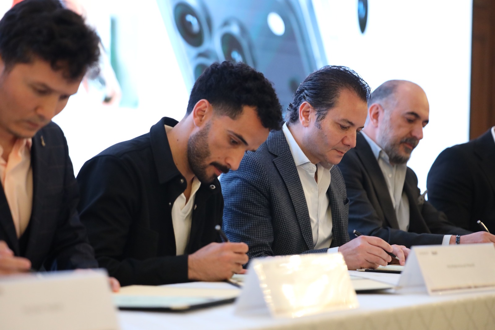 علامة HONOR تتعاقد مع محمود مرضي، محمد ابو ازريق)شرارة) ونور الروابدة كجزء من حملتها الدعائية وبداية الطلب المسبق لسلسلة HONOR 600 Series اليوم