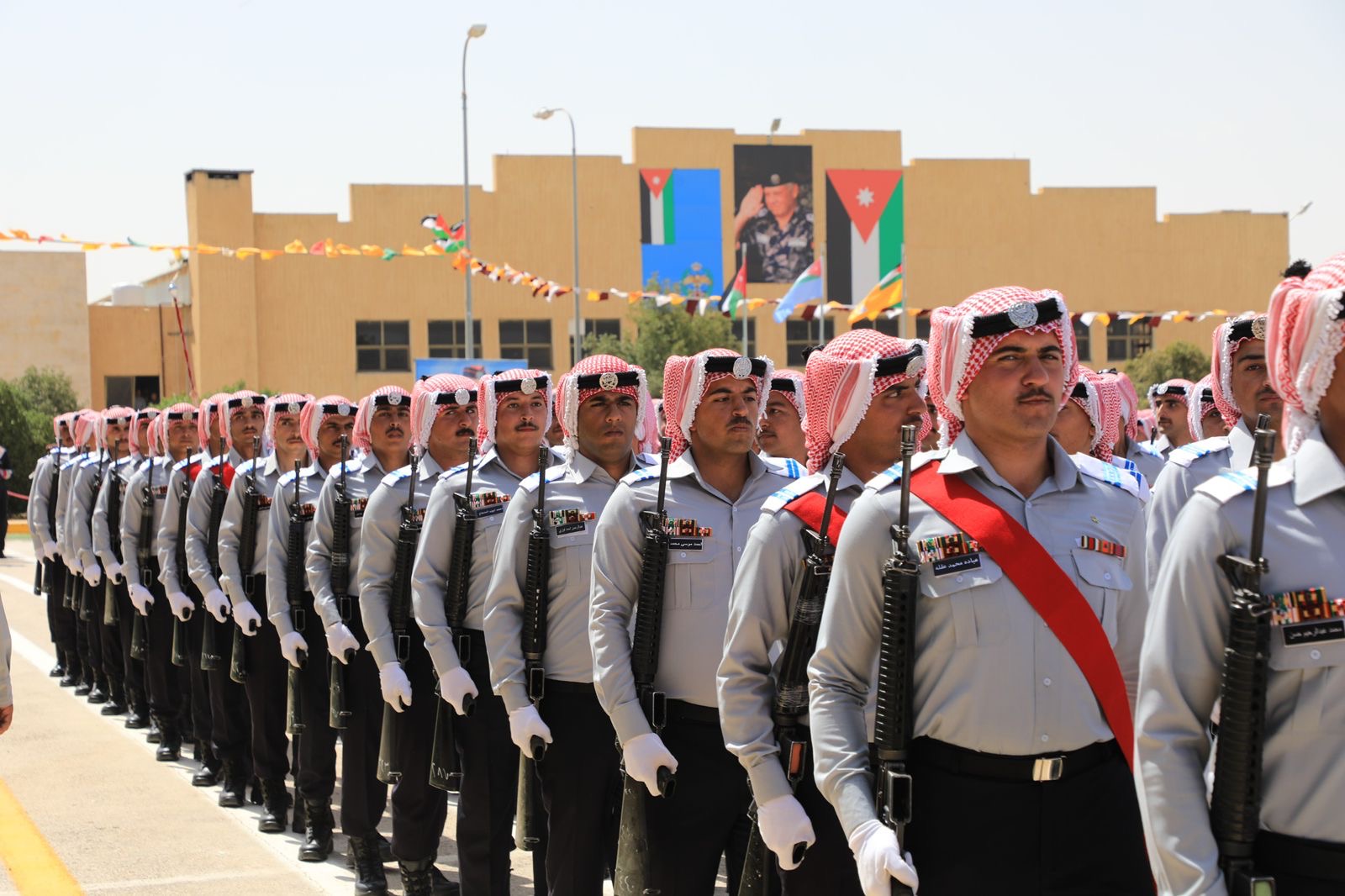 مدير الأمن العام يرعى حفل تخريج طلبة كلية الدفاع المدني