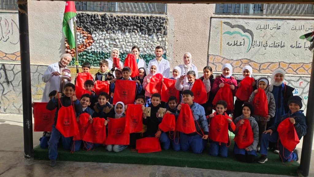 طب الأسنان في عمّان الأهلية تنظم بمدرسة البشيري الأساسية نشاطاً توعوياً بصحة الفم