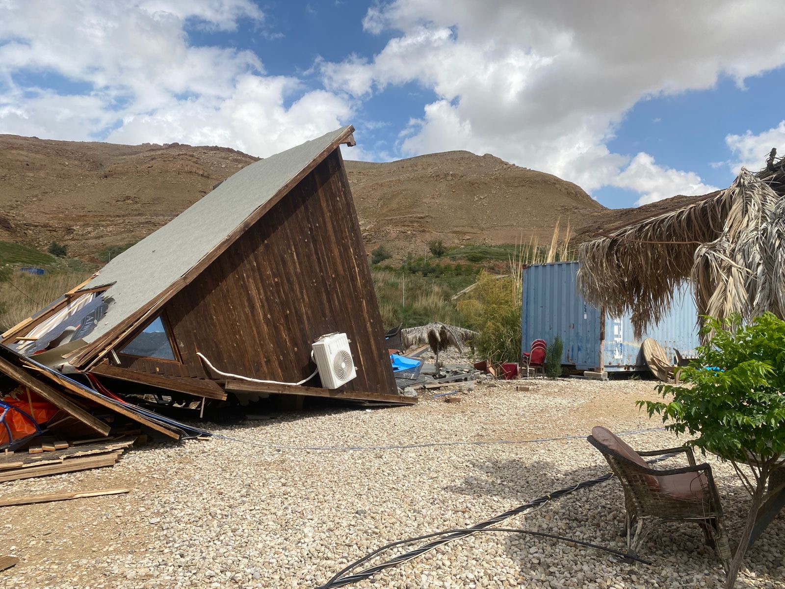 فيديو وصور.. عامود ضغط عاليا يدمر منشآت سياحية بمنطقة البربيطة في محافظة الطفيلة