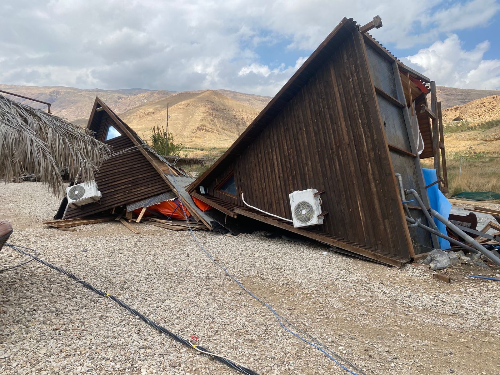 فيديو وصور.. عامود ضغط عاليا يدمر منشآت سياحية بمنطقة البربيطة في محافظة الطفيلة