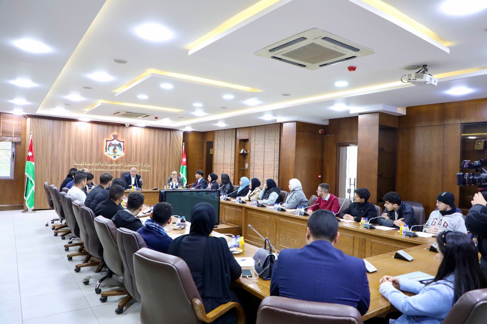 العودات يلتقي البرلمان الطلابي في جامعة الشرق الأوسط