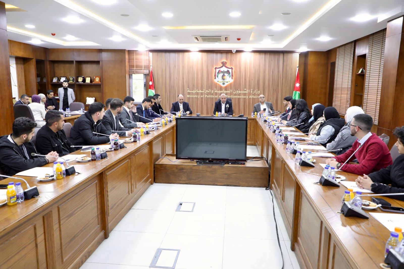 العودات يلتقي البرلمان الطلابي في جامعة الشرق الأوسط