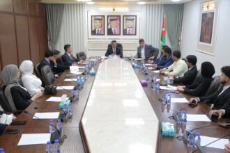 الخصاونة يلتقي طلبة "استقلال" في الجامعة الأردنية