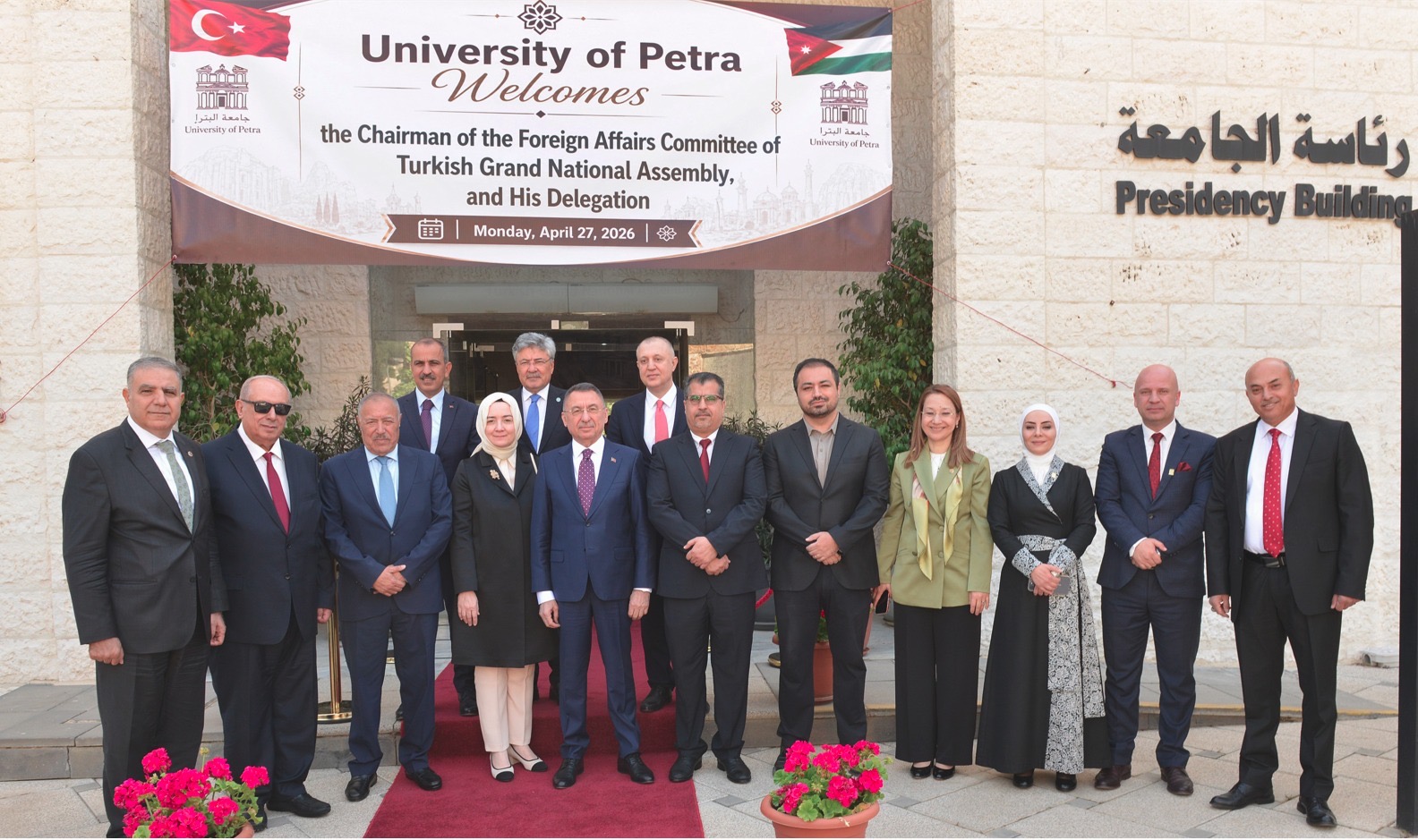 طلبة جامعة البترا يحاورون نائب الرئيس التركي الأسبق أوقطاي حول التعاون الأردني التركي