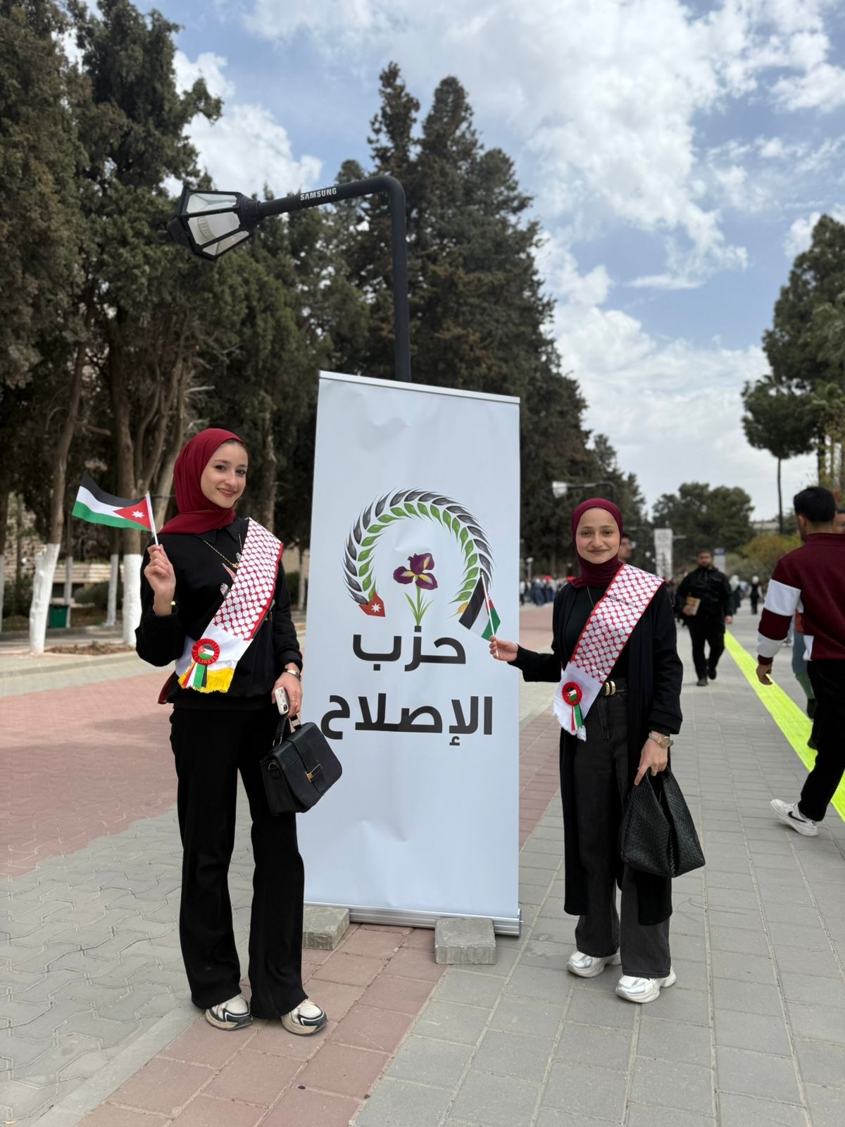 صورة حول : شباب حزب الإصلاح يوزعون العلم الأردني في الجامعة الأردنية احتفاء بيوم العلم شباب حزب الإصلاح يوزعون العلم الأردني في الجامعة الأردنية احتفاء بيوم العلم