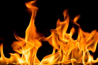 بسبب "التفتيش بهاتفه".. مصري يضرم النيران في زوجته