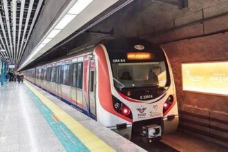 شاب ينجو من الموت بعد مغامرة خطيرة بين عربات "مترو إسطنبول" (فيديو)